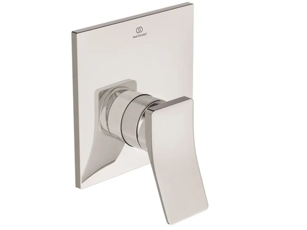 Wandmontierte Brausearmatur in Chrom-Optik mit schwenkbarer Auslassrolle von Ideal Standard. Modernes Design auf quadratischer Wandplatte.